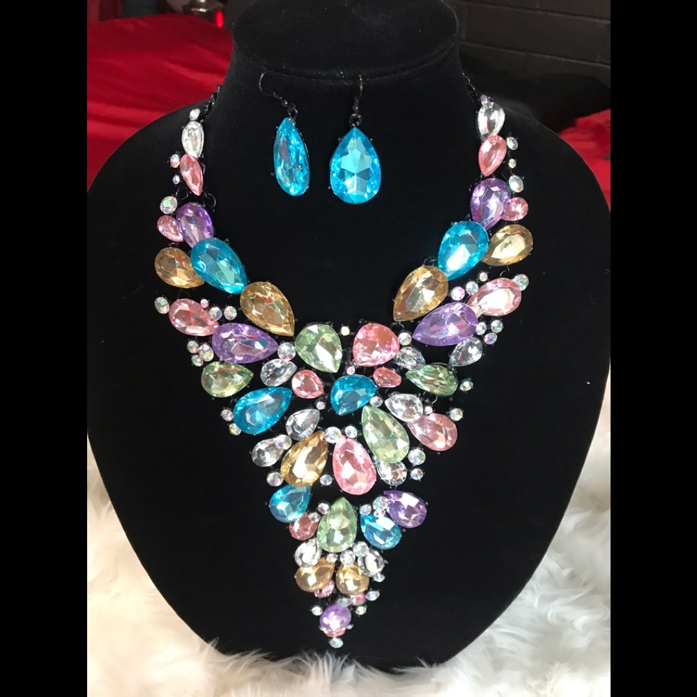 NWOT UNIQUE MULTI COLORED BIB NECKLACE & EARRINGS
